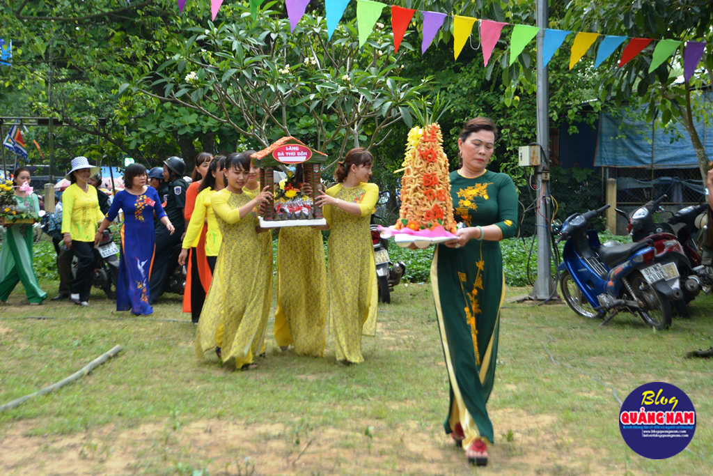 Dâng cúng Bà Thu Bồn với tất cả lòng thành kính. Ảnh: XUÂN THỌ